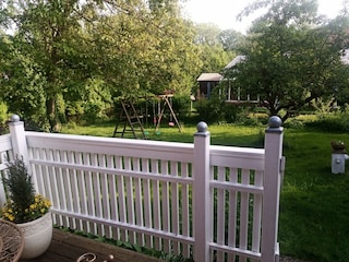 Kleine Terasse mit Blick in den Garten