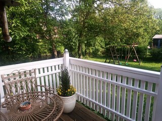 Kleine Terrasse mit Blick zum Fluss, Wallnussbäume