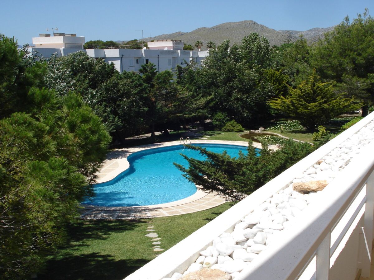 Balkon mit Sicht auf Pool und Garten