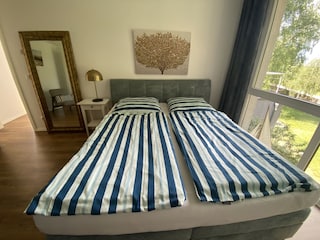 Schlafzimmer mit Boxspringbett