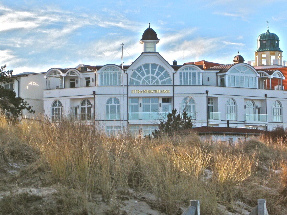 Blick vom Strand auf das Strandschloss