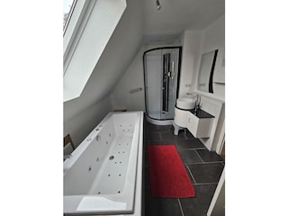 Bad OG mit Whirlpoolwanne