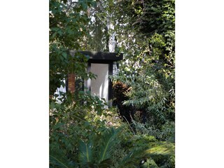 Blick aus dem Senkgarten auf das Gartenhaus