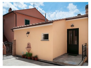 Private fenced courtyard