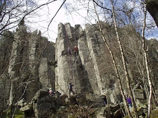 Die Steinwand lädt zum Klettern ein!