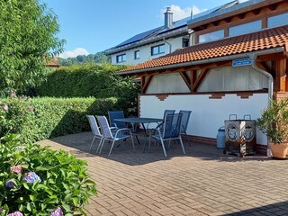 Sitzplatz vor unserem Carport