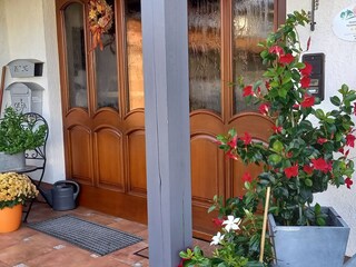 Haustüre links die Treppe hoch = Urlaub