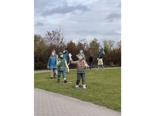 Riesige Zwerge im Märchenpark auf Wanderschaft