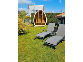 Die Sonne auf den Gartenliegen genießen