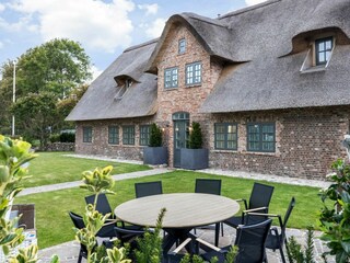 Garten/Terrasse inkl. Terrassenmöbeln (in der Saison)