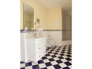 Tageslichthelles, geräumiges Badezimmer