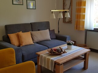 Wohnzimmer mit Blick in den herbstlichen Garten