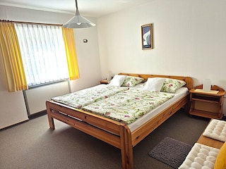eines der 3 Schlafzimmer mit Waschbecken