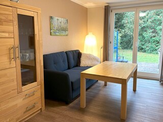 Wohnzimmer mit Zugang zur eigenen Terrasse