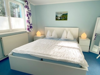 Schlafzimmer mit Doppelbett, Spiegel