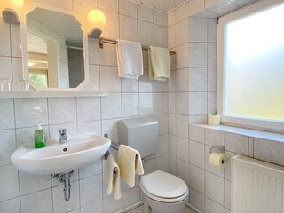 Bad mit Dusche, WC und Waschbecken