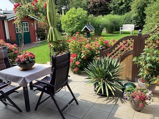 Terrasse mit Gartenmöbel
