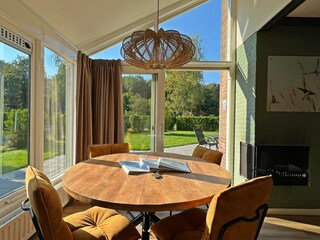Esszimmer mit Blick auf den schönen Garten.