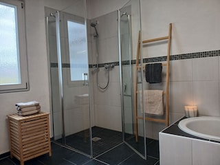 Dusche mit Glastür