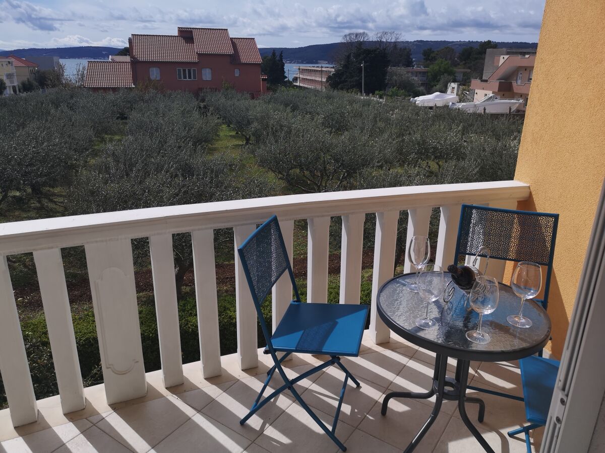 Blick vom Balkon auf Olivengarten und das Meer