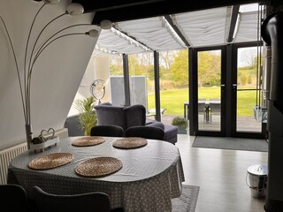 Essecke mit Blick in den Garten