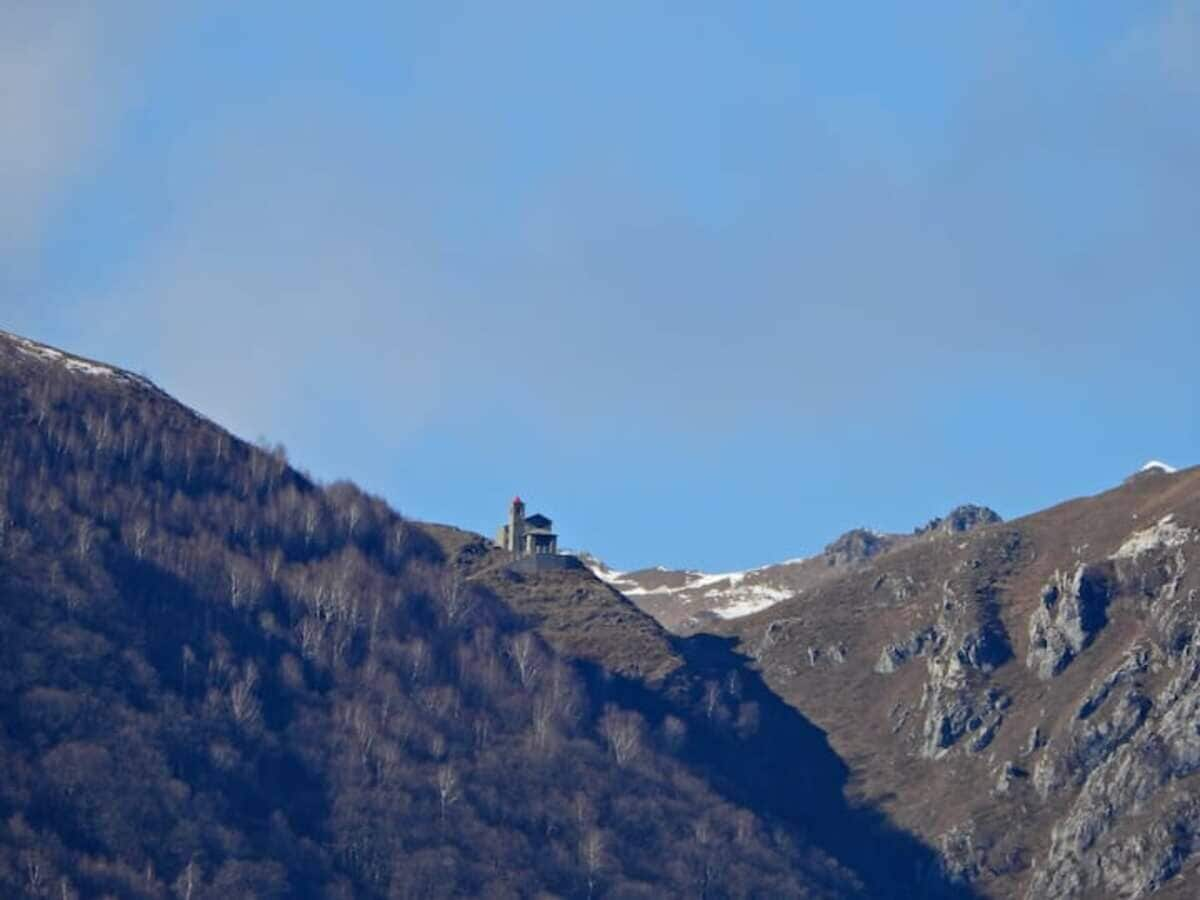 Blick auf den Bergen um See