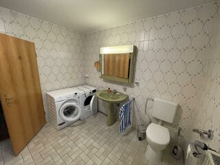 Waschbecken/WC/Waschmachine FeWo-Erdgeschoss