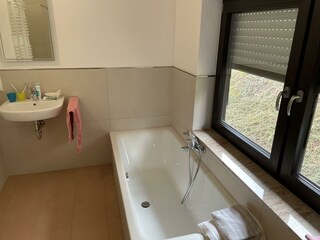 Badezimmer mit Bad&Dusche, FeWo-Dachgeschoss