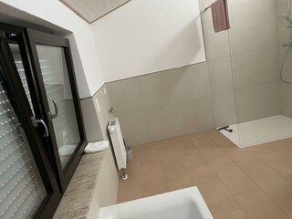 Badezimmer mit Bad&Dusche, FeWo-Dachgeschoss