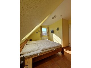 Schlafzimmer im OG mit TV