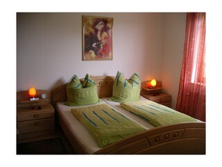 Doppelbett im Schlafzimmer