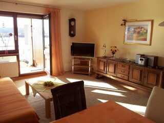 Wohn-/Esszimmer (mit Sitz-/Schlafcouch)