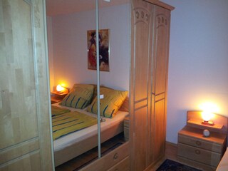 Grosser Spiegelschrank im Schlafzimmer