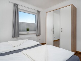 erstes Schlafzimmer mit genügend Ablagefläche