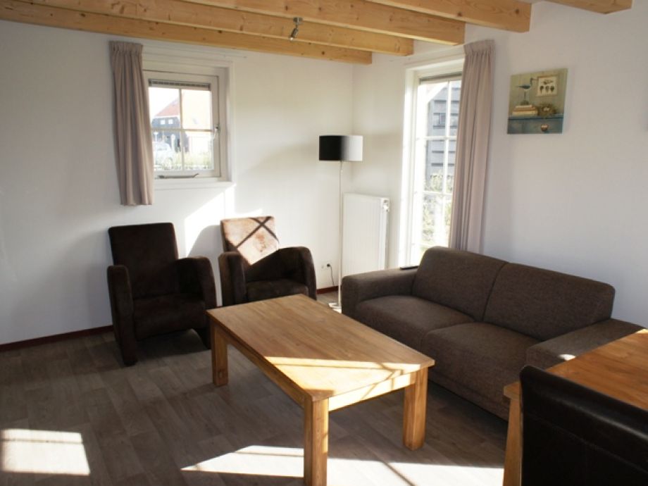 Das gemütlich eingerichtete wohnzimmer