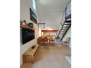 Wohnraum mit Treppenaufgang zum 2. Schlafzimmer