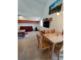 Wohnraum mit Esstisch
