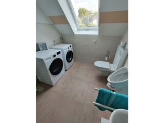 Bad mit Waschmaschine und Trockner