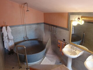...with a large en-suite bathroom
