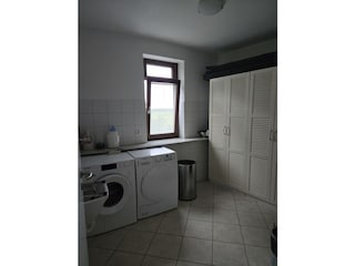 Waschraum mit Waschmaschine und Trockner