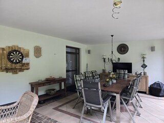 Überdachte Terrasse mit gemütliche Sitzecke