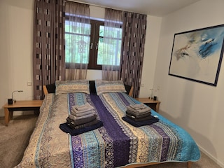 Schlafzimmer mit Doppelbetten