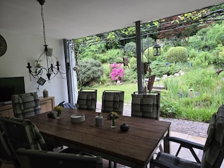 Terrasse mit großem Esstisch für 10 Personen