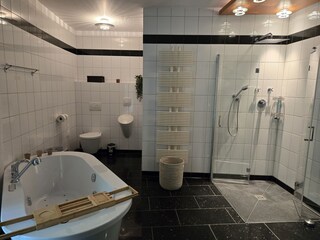 Bad mit Badewanne und Dusche