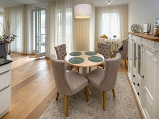 Wohnzimmer und Esstisch