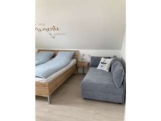 Schlafzimmer 1 mit angenhmer Schlafcauch 200 cm x 90 cm