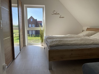 lichtdurchflutetes Schlafzimmer 1