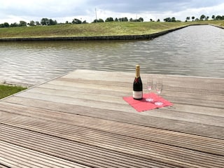 Blick vom Steg auf das Wasser