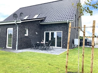 Große Terrasse mit hochwertiger Bestuhlung