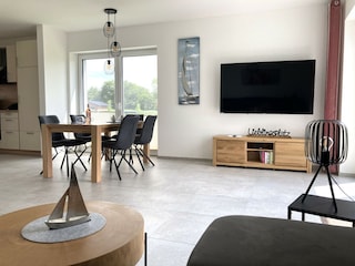 großes, helles und modernes Wohnzimmer